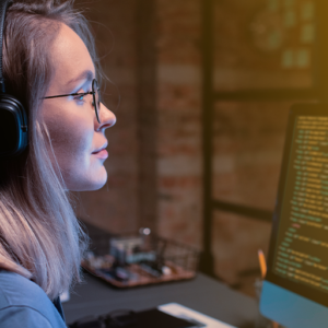 Mulher desenvolvendo um código no computador